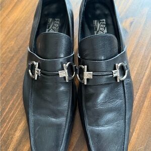 Ferragamo Mens Black Leather Loafers w/ signature horsebit strap. Size 9.5